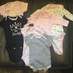 Set of 4 short sleeved onesies and 2 long sleeved